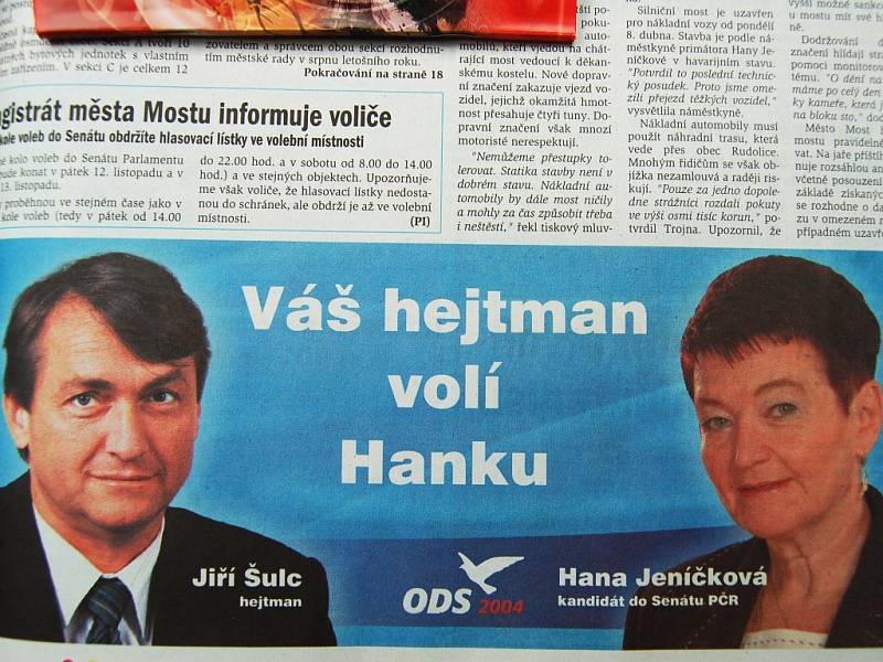 Jiří Šulc a Hana Jeníčková na reklamě ODS při volbách do senátu v roce 2004. Tehdy se ještě tvářili jako velcí přátelé ve straně. Po mosteckých volbách v roce 2006 přešla Jeníčková z poražené ODS do vítězného tábora Sdružení Mostečané Mostu – KSČM. 