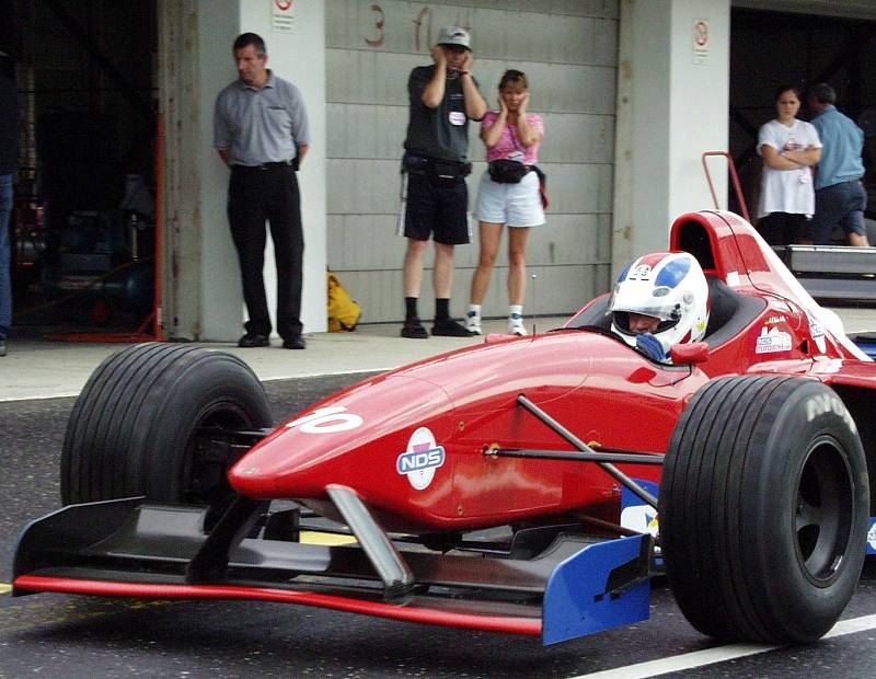 Tragická nehoda před dvaceti lety v Mostě přerušila závod ostrých historických F1. Zahynul pilot Careca.