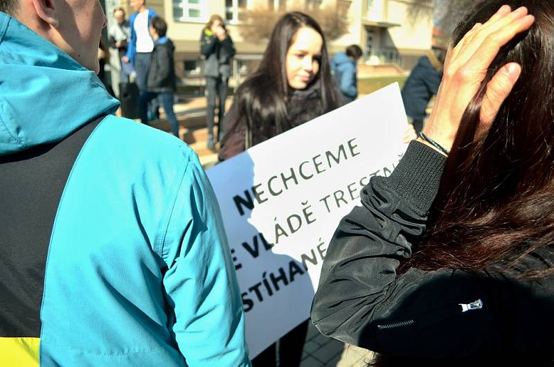 Výstražná stávka studentstva na mosteckém gymnáziu. Podporuje iniciativu #VyjdiVen