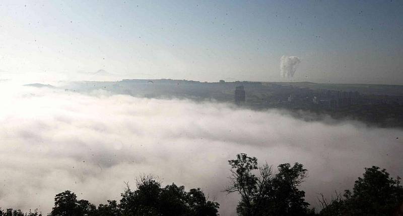 Ranní mlha zahalila centrum Mostu