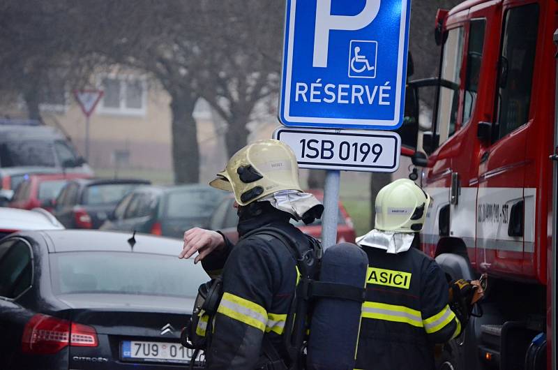 Zásah hasičů v ulici J. Skupy v Mostě, kde hořel přízemní byt.