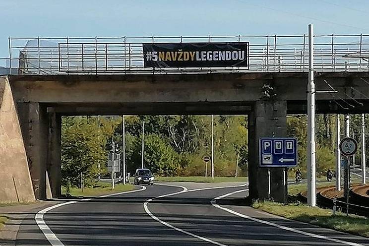 Bilboardy a plakáty s bývalým kapitánem Litvínova Michal Trávníčkem. Připravili je skalní fandové Litvínova.