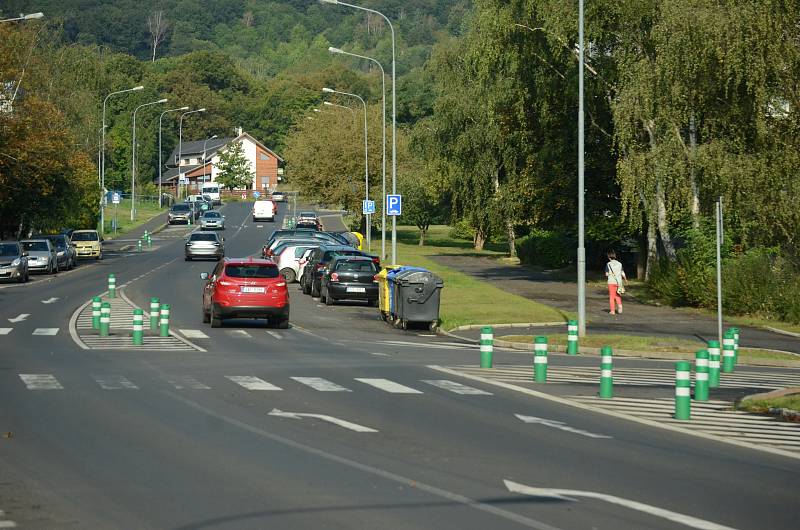Zelené sloupky, balisety, na silnicích v ulicích Františka Halase a Bělehradská v Mostě zůstanou