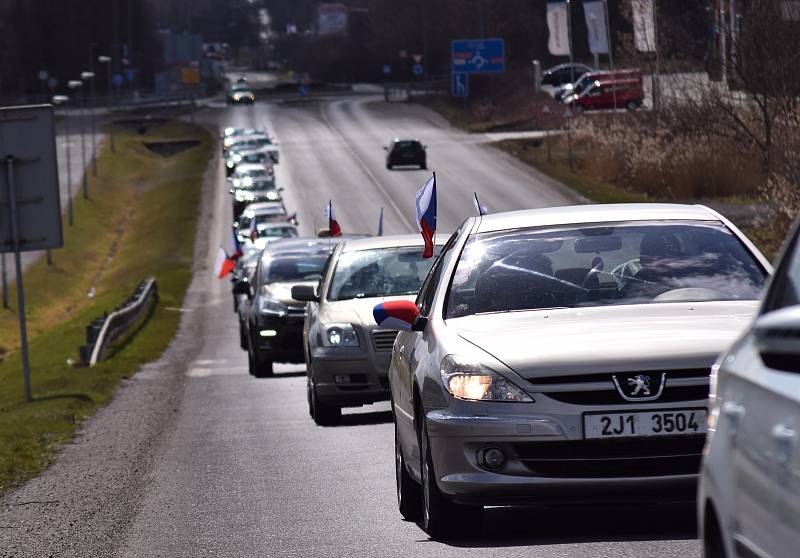 Protestní jízda proti vyhlášeným vládním pandemickým opatřením v ulicích Mostu.