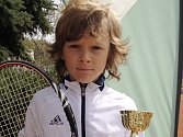 Mladý hráč z Tenisového klubu Most podruhé zvedl nad hlavu pohár za druhé místo.