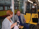 Tramvaj si prohlédla i starostka Litvínova Kamila Bláhová. Vpravo ředitel dopravní podniku Daniel Dunovský.