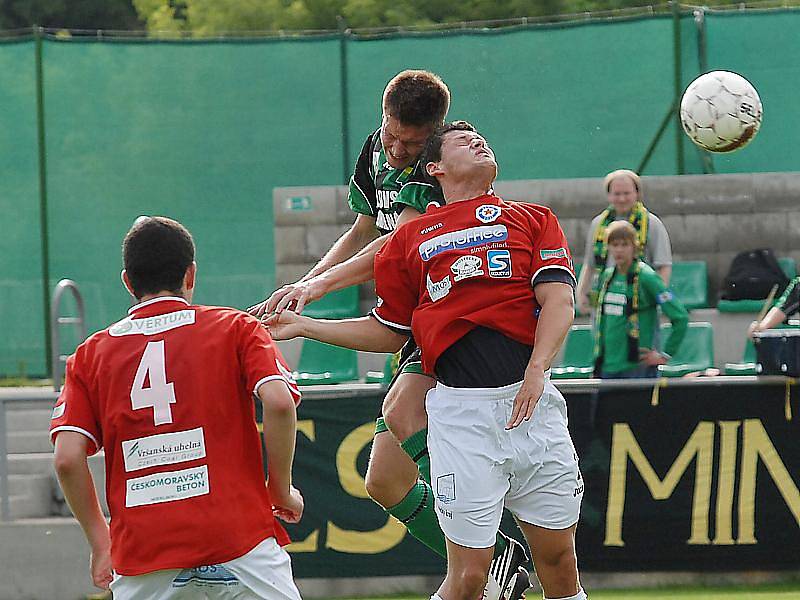 Divizní fotbalisté Souše (v červeném) doma podlehli druholigovému Sokolovu jasně 0:5.