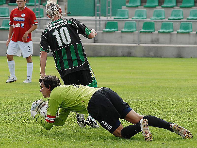 Divizní fotbalisté Souše (v červeném) doma podlehli druholigovému Sokolovu jasně 0:5.