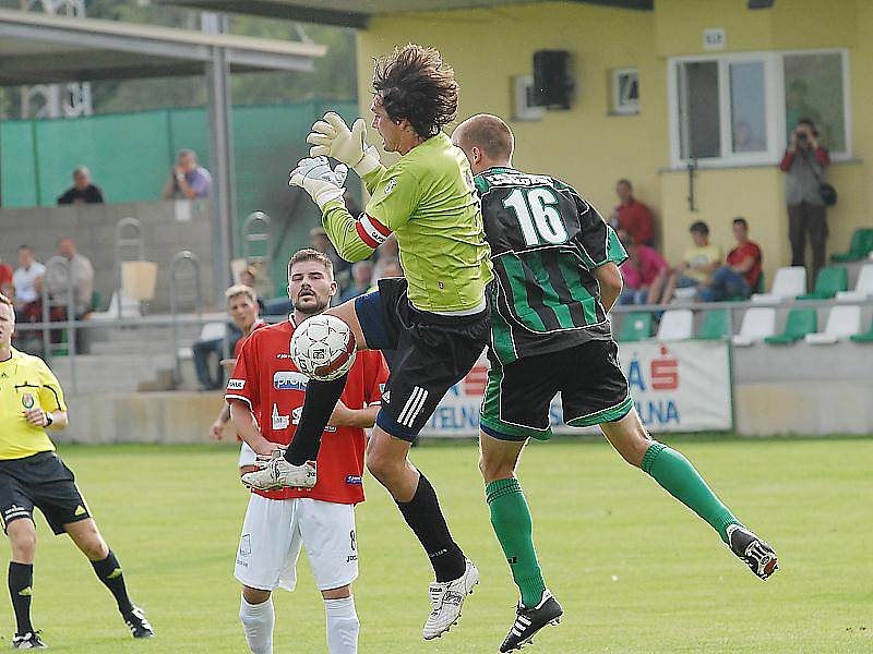 Divizní fotbalisté Souše (v červeném) doma podlehli druholigovému Sokolovu jasně 0:5.