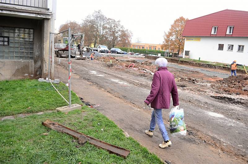 V mostecké ulici Václava Talicha nad 4.ZŠ pokračuje rekonstrukce komunikací