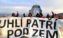 Aktivisté v úterý 29. října obsadili skrývkový bagr společnosti Vršanská uhelná v oblasti severočeské Slatinické výsypky společnosti Se.ven Energy.