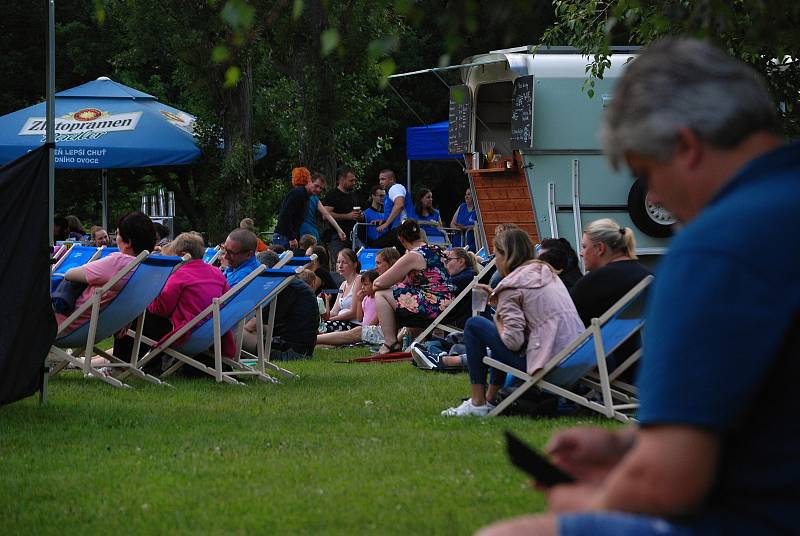 Na mosteckém Benediktu začalo letní promítání, město půjčuje lehátka.