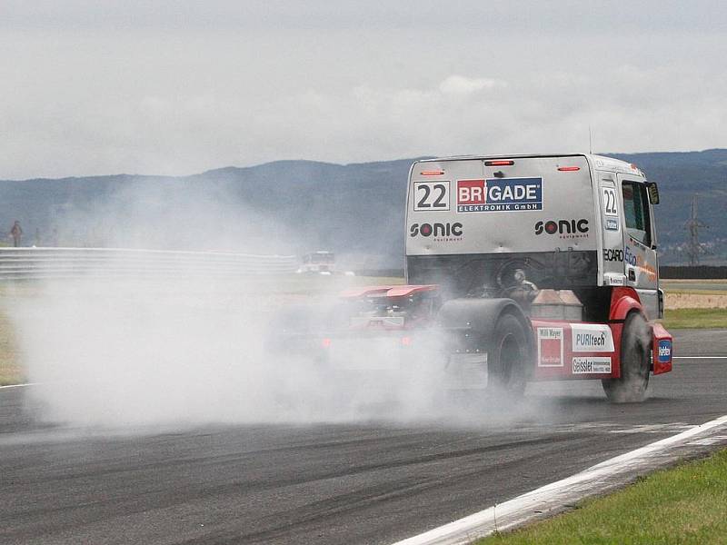 Závody trucků na mosteckém autodromu.