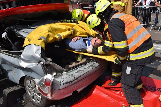 Soutěž ve vyprošťování zraněných osob z havarovaných vozidel.