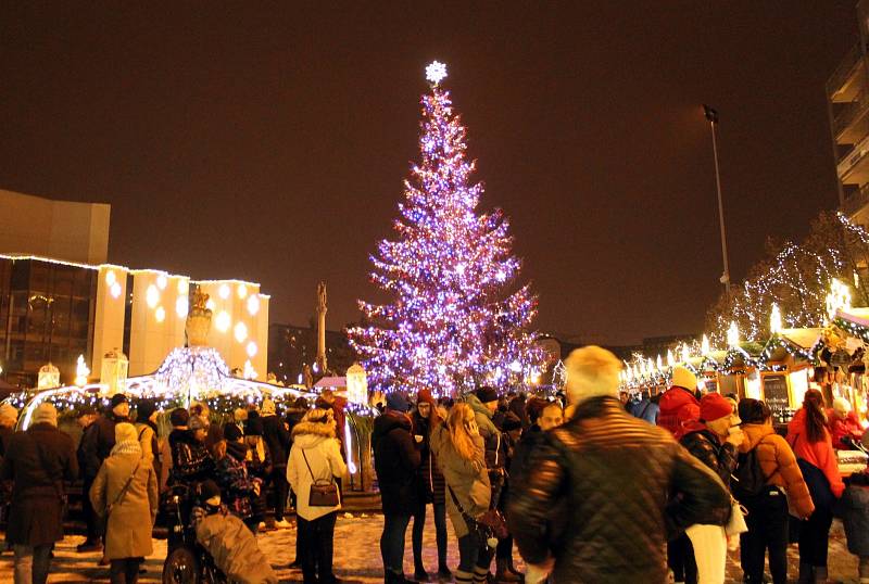 Vánočně vyzdobené 1. náměstí v Mostě o druhém adventu.
