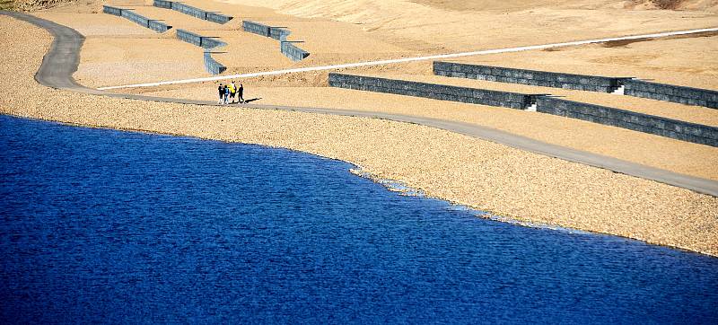 Jezero Most se už stává atrakcí, přestože přístup k vodě ještě není povolen kvůli výstavbě rekreačního zázemí na pobřeží.