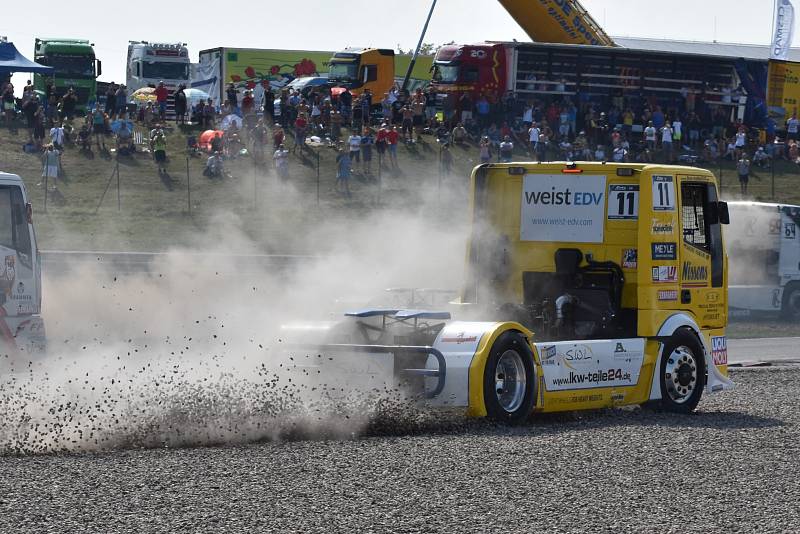 Závody na mosteckém autodromu.