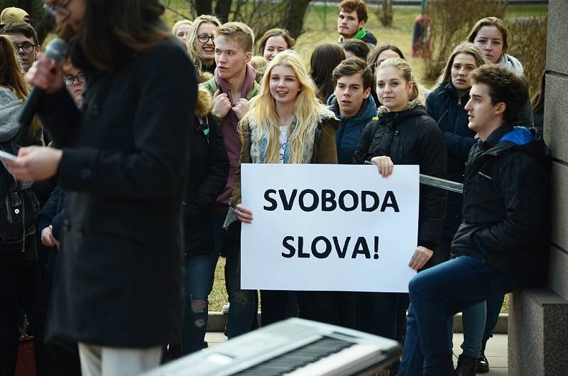 Výstražná stávka studentstva na mosteckém gymnáziu. Podporuje iniciativu #VyjdiVen