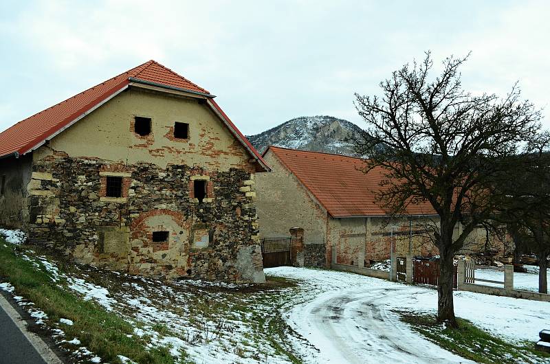 Obec Želenice u Mostu leží v údolí řeky Bíliny pod kopci Českého středohoří.