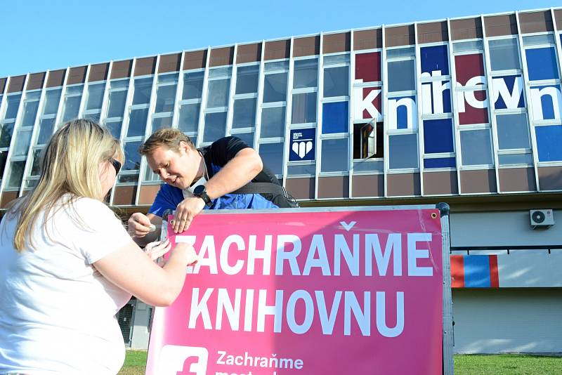 Demonstrace proti stěhování knihovny v Mostě