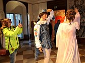 Filmovou pohádku opět připomíná výstava v zámku Moritzburg, kde se točily některé scény, v sousedním Sasku.