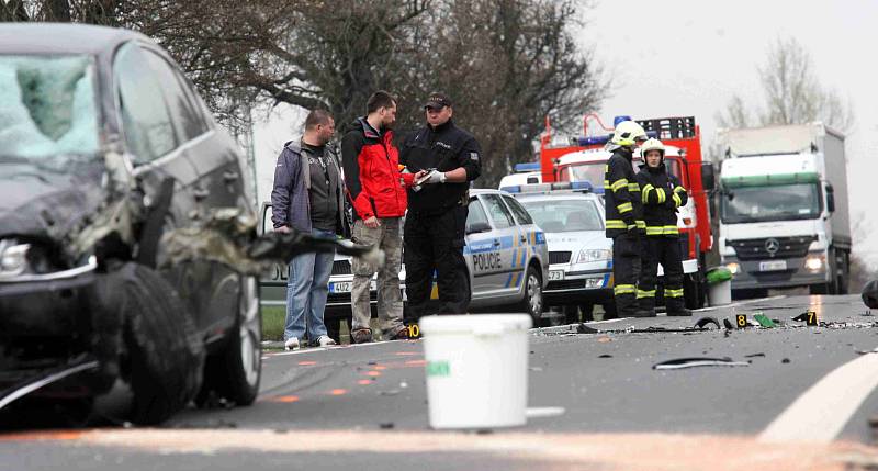 Střet s luxusním autem motorkář nepřežil