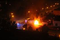 Hořící auto v ulici Rudolická Mostě v noci 23. srpna.