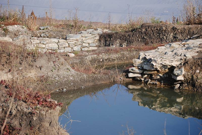 Archeologické naleziště Nesvětice. Výzkum lokality s pohřebištěm a vesnicí byl přerušen 29. října 2021, na jaře 2022, po zimní pauze, budou práce v terénu obnoveny.