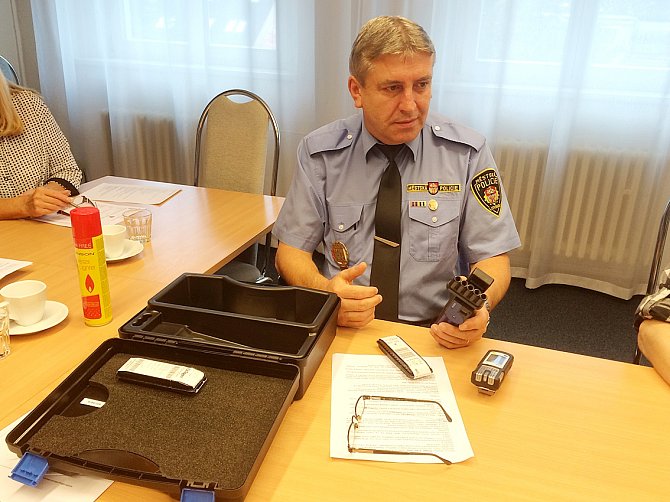 Velitel městské policie Zdeněk Urban představuje nový detektor plynů.