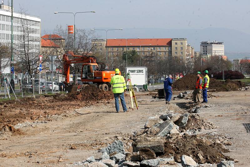 Rekonstrukce parkoviště před magistrátem v Mostě v roce 2012