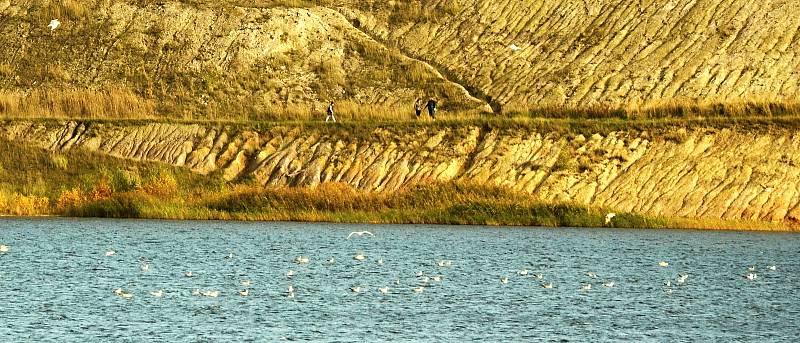 V sobotu 24. října navštívila jezero Most odpoledne i večer řada lidí. Parkoviště byla plná.