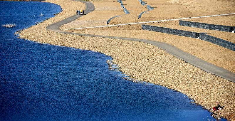 Jezero Most se už stává atrakcí, přestože přístup k vodě ještě není povolen kvůli výstavbě rekreačního zázemí na pobřeží.