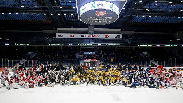 Hokejový turnaj Sev.en Hockey Cup mladších žáků určený ročníkům 2012 a 2013 v pardubické enteria areně vyhráli v obouch kategoriích pardubičtí mladíci. Hráči  v soubojích s Kladnem, Zlínem a Litvínovem nenašli přemožitele a slavili zisk zlatých medailí. 
