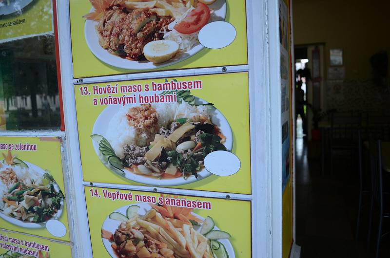 Vietnamec Nguyen Van Chi pěstuje na políčku v centru Litvínova kukuřici, zeleninu a byliny, které používá ve své malé restauraci naproti radnici a v domácí kuchyni