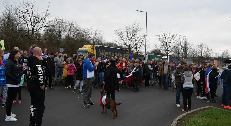 Z Mostu opět vyjela protestní jízda s vlajkami.