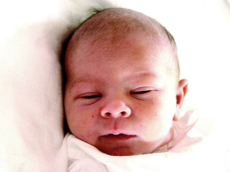Mamince Věře Täuberové z Mostu se 1. března v 7.20 hodin narodil syn Pavel Janoušek. Měřil 52 centimetrů a vážil 3,51 kilogramu.