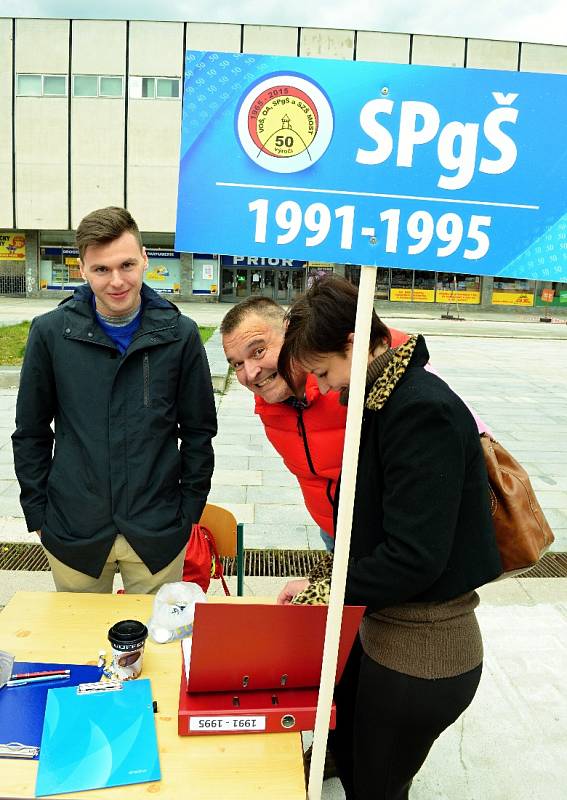 Oslava 50. výročí založení mosteckého "pajďáku" a "ekonomky" byla zároveň i velkým srazem absolventů, současných a bývalých zaměstnanců a studentů. Začalo se na náměstí u Repre a skončilo se v jeho velkém sále. 