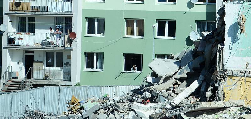 Mostecké sídliště Chanov prokouklo. Osmipatrový průhledný blok 3 se proměnil v suť.