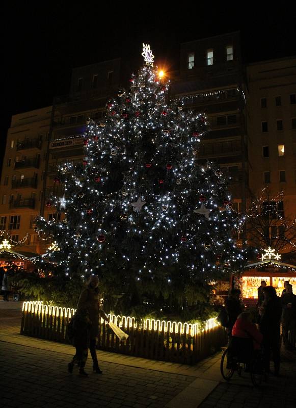 Takhle vypadá vánočně vyzdobené a naladěné centrum Mostu.