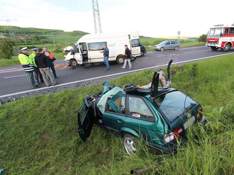 Smrt dvou lidí si vyžádala ranní nehoda u Bělušic.