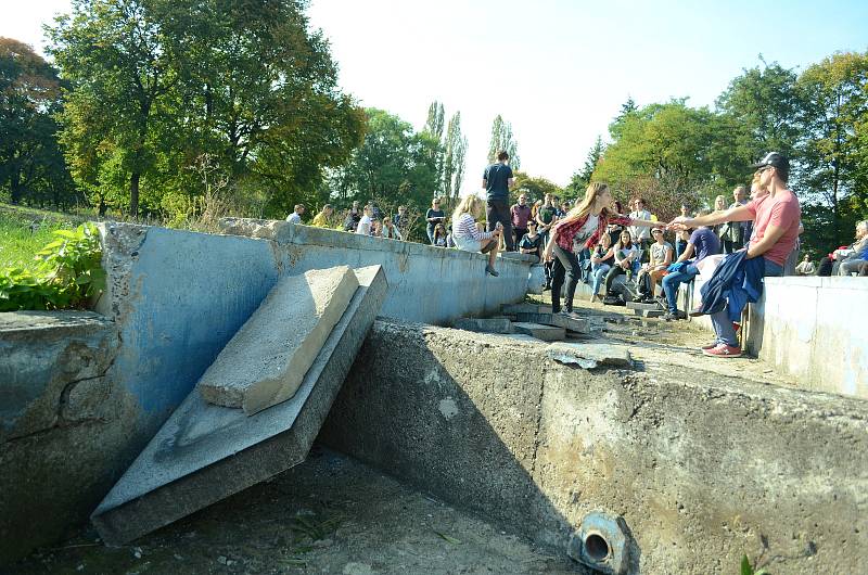 V sobotu 30. září se v Mostě konal druhý ročník Dne architektury. Zahrnoval komentovanou procházku po třídě Budovatelů a doprovodné přednášky v The Most café pod radnicí.