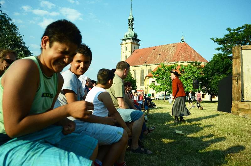 Oslava 100 let od vzniku republiky u kostela v Mostě.