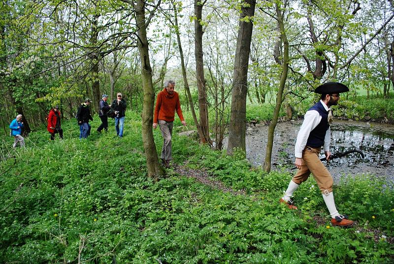 Cesta ke studánce u kaple v Sinutci.