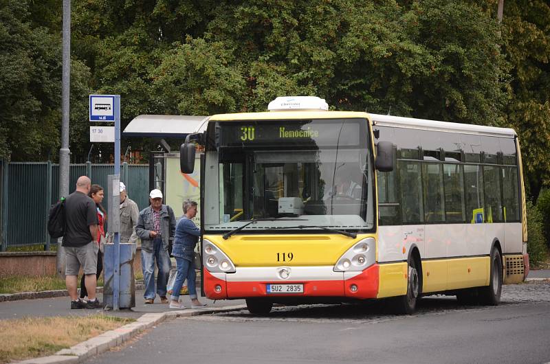 U 14. ZŠ v ulici Višňová v Mostě začne brzy rekonstrukce dvou protilehlých zastávek MHD