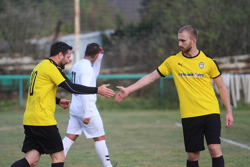 V okresním přeboru vyhrál Litvínov (v žluto-černé kombinaci) v Braňanech 8:0