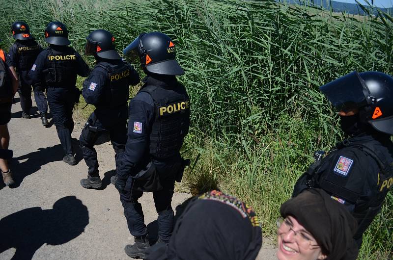 Pochod demonstrantů do dolu Bílina na Mostecku.