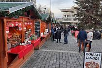 Vánoční trh v Mostě ve středu 27. prosince odpoledne.