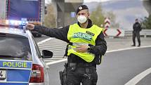 Policie uzavřela ve středu 5. května příjezdové cesty k chemičce v Záluží, kde byl oznámen nález letecké pumy. Zastavila se i MHD kolem závodu. Tramvaje uvízly v Souši.