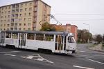 Tramvaj míjí křižovatku ulic Budovatelů a Zdeňka Štěpánka v Mostě. Právě na tomto místě by mohly v budoucnu tramvaje zatáčet a jezdit k horním panelákovým sídlištím u Kahanu a dál k nádraží.