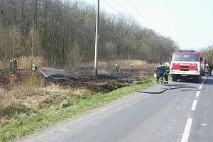 Hasičům se v neděli před polednem podařilo zabránit rozšíření požáru do nedalekého lesa.